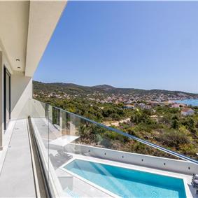 4 bedroom villa with heated pool and sea view in Vinišće, sleeps 8